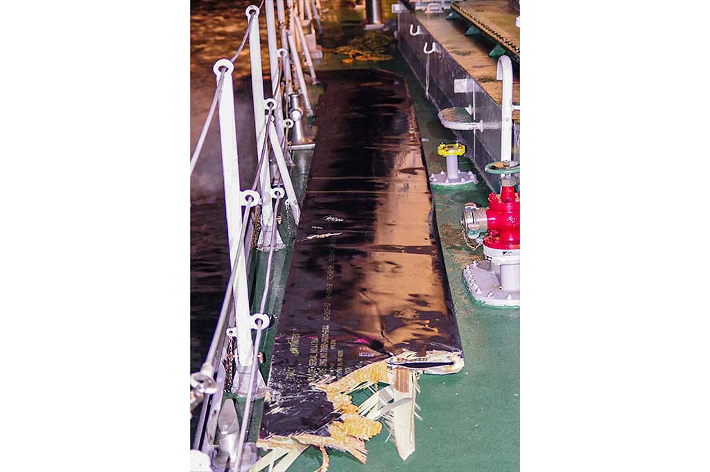 Menteri Pertahanan Yasukazu Hamada tampak menahan air mata saat berjanji untuk melanjutkan pencarian para korban. 