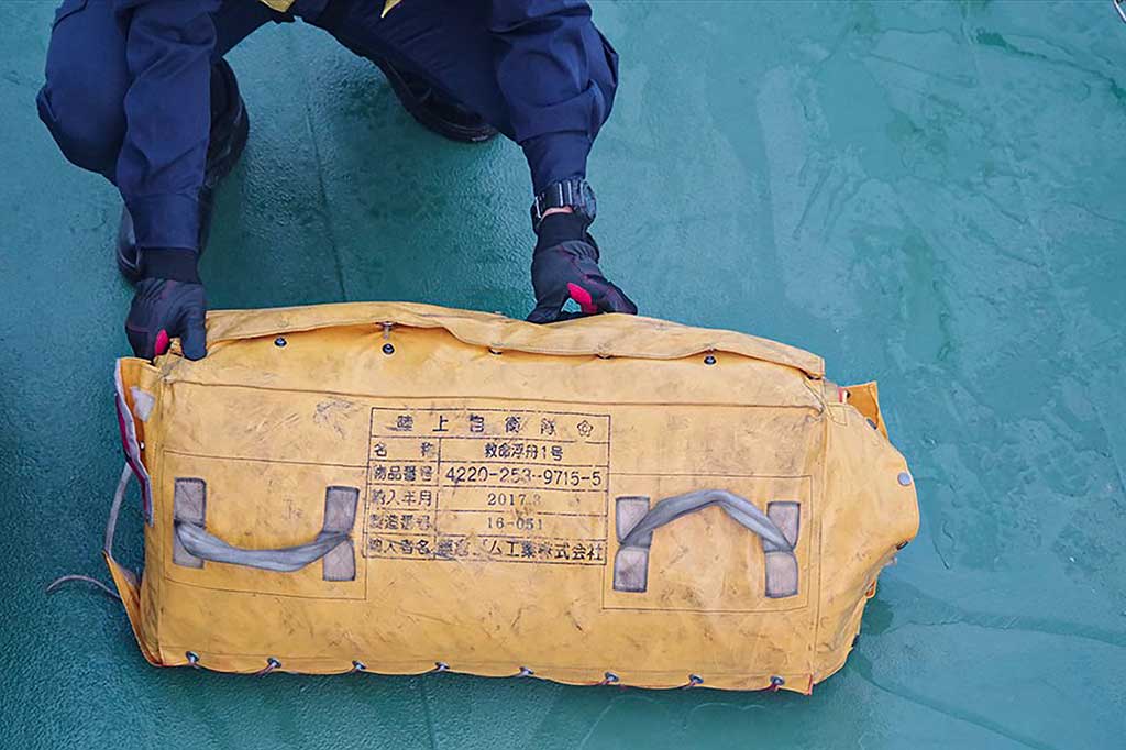 Tim penyelamat penjaga pantai telah menemukan beberapa serpihan yang tampaknya berasal dari helikopter, termasuk pintu, pisau yang patah, dan sekoci penyelamat kuning yang masih dikemas di dalam tas.