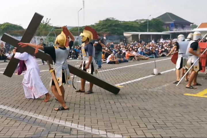 Jalan Salib adalah masa-masa terakhir Yesus Kristus saat menuju ke tempat penyaliban di Bukit Golgota. Selama menuju tempat penyaliban, Yesus disiksa dan dimahkotai duri, sebelum akhirnya disalib.