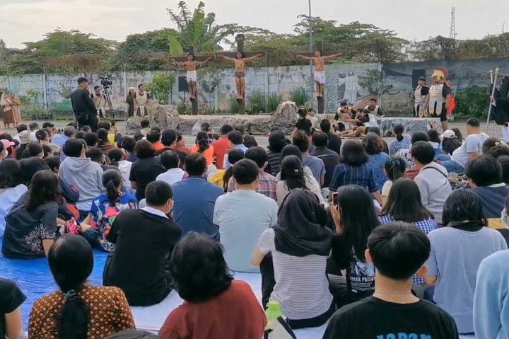 Prosesi Jalan Salib tersebut diperankan oleh para muda mudi gereja setempat. Sekitar dua bulan mereka latihan agar bisa menjiwai sesuai figur yang diperankan.