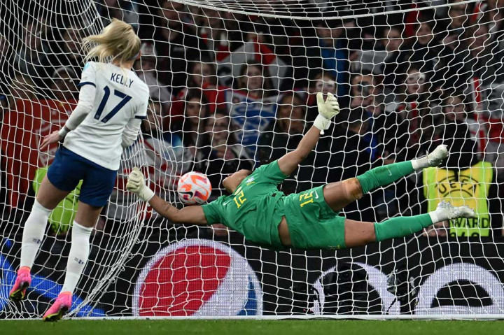 Chloe Kelly, yang mencetak gol kemenangan di final Euro 2022 di Wembley tahun lalu, dengan tenang mencetak gol lewat titik putih untuk menentukan kemenangan Inggris 4-2 atas Brasil. 