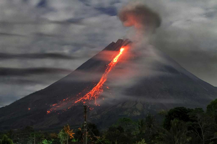 Balai Penyelidikan dan Pengembangan Teknologi Kebencanaan Geologi (BPPTKG) menyebutkan Gunung Merapi di perbatasan Jawa Tengah dan Daerah Istimewa Yogyakarta pada Jumat, 7 April 2023, mengeluarkan guguran lava pijar 23 kali dengan jarak luncur 2.000 meter.