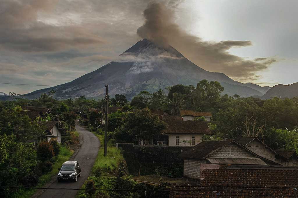 Selama periode pengamatan itu, menurut BPPTKG, Gunung Merapi juga mengalami 48 kali gempa guguran dengan amplitudo 3-63 mm selama 25.5-165.7 detik, dua kali gempa fase banyak dengan amplitudo 3 mm selama 4.5-5.7 detik, dan satu kali gempa vulkanik dangkal dengan amplitudo 35 mm selama 10,6 detik.