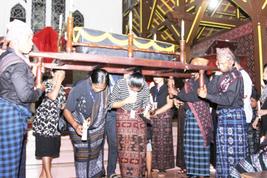 Umat Katolik tengah mengikuti tradisi Logu Senhor pada Jumat Agung di Kampung Sikka, Kecamatan Lela, Sikka, Nusa Tenggara Timur