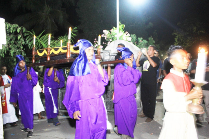 Tradisi Logu Senhor ini biasa dilaksanakan umat Katolik yang ada di Kampung Sikka, Kecamatan Lela untuk mengenang kisah sengsara Yesus Kristus. Tradisi Logu Senhor sendiri merupakan tradisi tua yang sampai saat ini masih dirayakan secara turun temurun oleh umat Katolik di Kampung Sikka yang berada dalam wilayah Keuskupan Maumere.