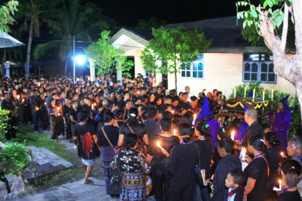 Logu Senhor adalah tradisi religi umat Katolik yang berada di Kampung Sikka. Setiap Jumad Agung pada tradisi Logu Senhor ini, diarahkan umat untuk menunduk dibawah salib yang telah diusung oleh panitia sambil melantunkan wujud permintaannya dalam prosesi ini.