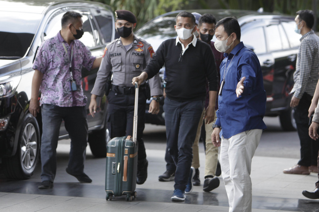 Bupati Kepulauan Meranti Muhammad Adil tiba di Gedung Merah Putih Komisi Pemberantasan Korupsi (KPK), Jakarta, Jumat, 7 April 2023 sore. Muhammad Adil tampak mengenakan kemeja putih dibalut sweater hitam. Dia nampak mendorong koper berwarna hijau.