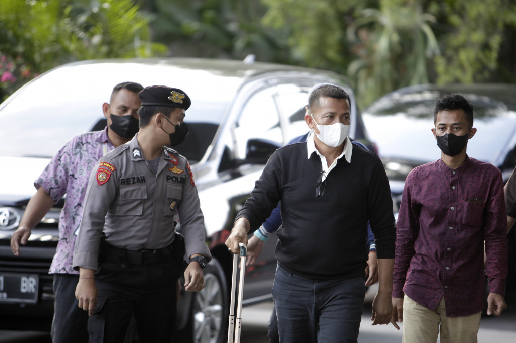Muhammad Adil tiba di gedung KPK sekitar pukul 16.18 WIB dengan dikawal sejumlah petugas.