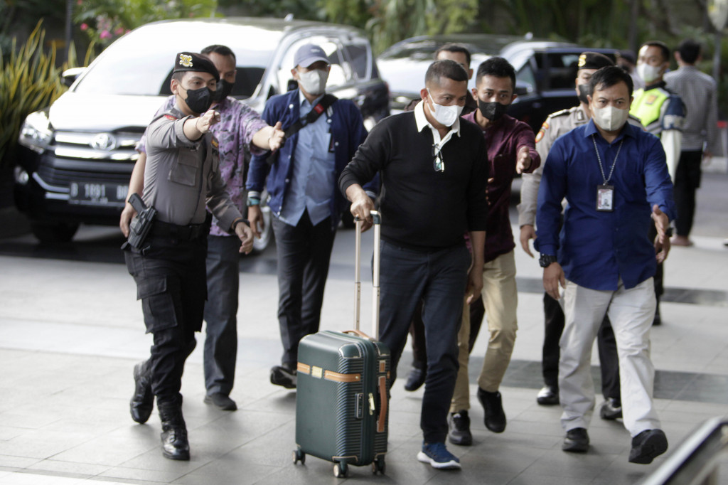 Sebelumnya, KPK mengungkapkan ada 25 orang yang ditangkap terkait operasi tangkap tangan (OTT) terhadap Muhammad Adil.