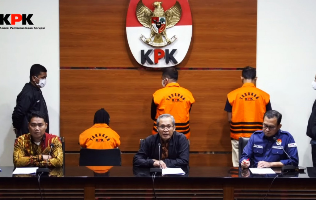 Selain itu, KPK juga menetapkan dua tersangka lainnya, yakni M.Fahmi Aressa (MFA) selaku Pemeriksa Muda Badan Pemeriksa Keuangan (BPK) Perwakilan Riau dan Fitria Nengsih (FN) selaku Kepala BPKAD Pemkab Kepulauan Meranti