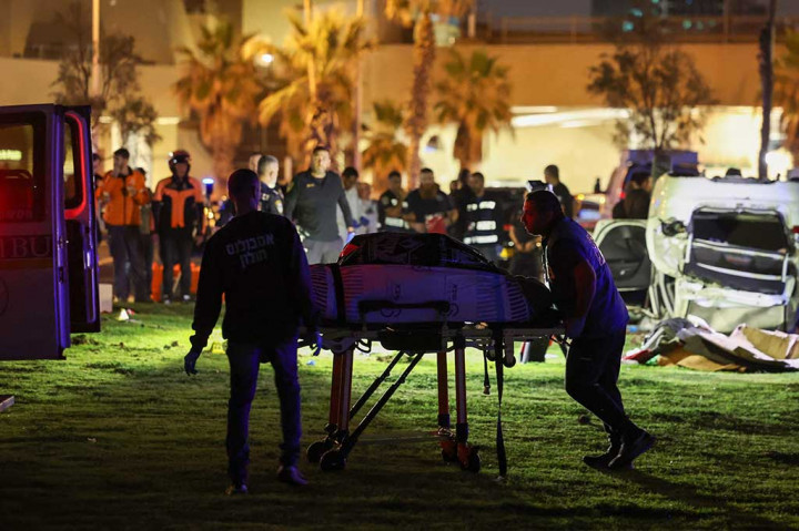 Sedikitnya satu orang tewas dan empat lainnya terluka dalam serangan menabrak mobil di Tel Aviv, Israel, Jumat, 7 April 2023. Layanan darurat Magen David Adom mengatakan bahwa seorang pria berusia sekitar 30 tahun telah dinyatakan meninggal dan lima lainnya dibawa ke rumah sakit akibat luka sedang setelah serangan itu.