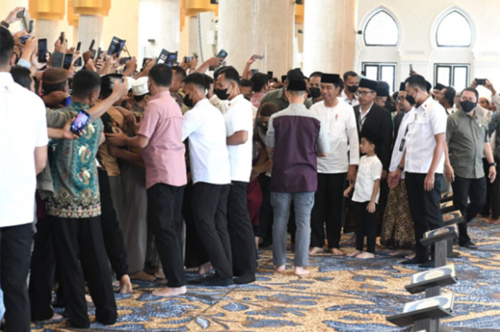 Presiden Joko Widodo bersama cucu pertama, Jan Ethes Srinarendra, melakukan salat Jumat di Masjid Sheikh Zayed, Kota Surakarta, pada Jumat, 7 April 2023.  Jokowi dan cucunya tiba di masjid tersebut sekitar pukul 11.25 WIB.