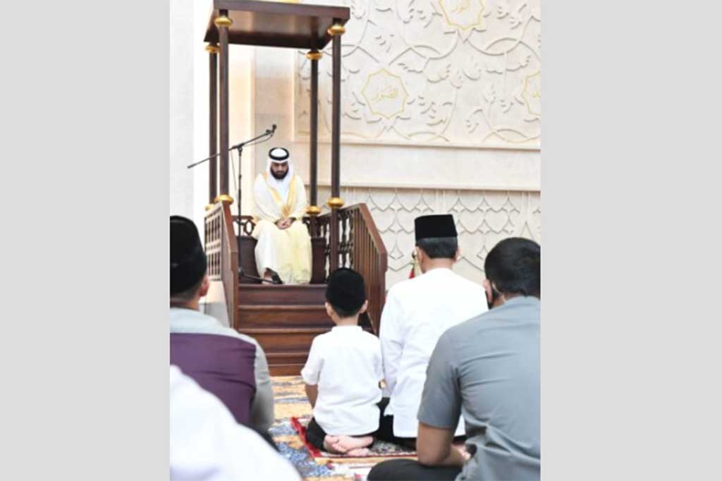 Selanjutnya, Presiden langsung memasuki masjid dan menuju ke saf paling depan. Tampak Presiden menggandeng tangan Jan Ethes untuk selanjutnya duduk berdampingan menunggu azan salat Jumat berkumandang.