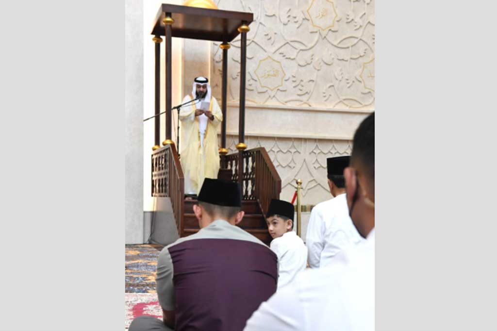 Pada kesempatan tersebut, Sheikh Sultan Al-Marzooqi yang bertindak sebagai imam sekaligus khatib menyampaikan khotbah yang bertema 'Al-Quran dan Puasa'. 