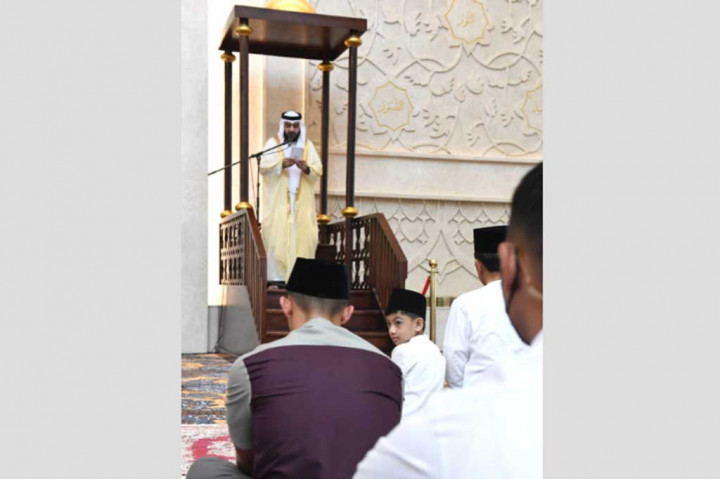 Pada kesempatan tersebut, Sheikh Sultan Al-Marzooqi yang bertindak sebagai imam sekaligus khatib menyampaikan khotbah yang bertema 'Al-Quran dan Puasa'. 