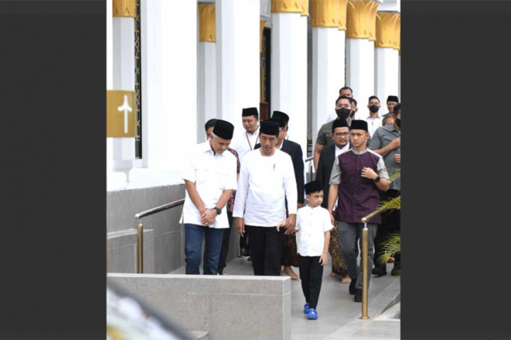 Usai salat Jumat, Presiden Jokowi beserta cucu keluar dari masjid dan kembali menuju ke kediaman.