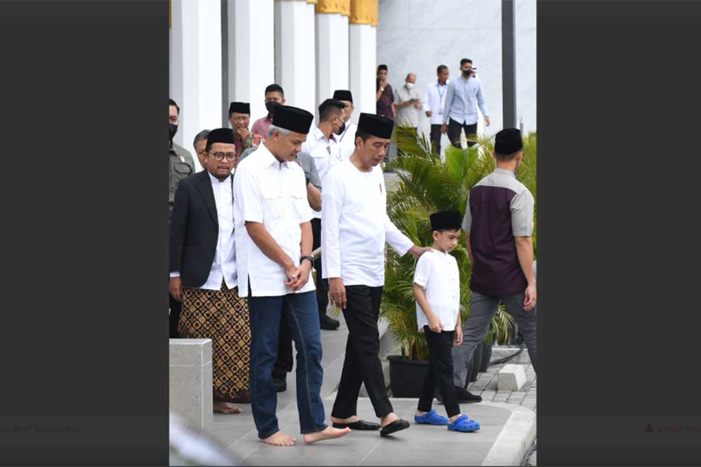Turut hadir pula dalam salat Jumat tersebut antara lain Gubernur Jawa Tengah Ganjar Pranowo, Pangdam IV/Dipenogoro Mayjen Widi Prasetijono, Kapolda Jawa Tengah Irjen Ahmad Luthfi, Danrem 074/Warastratama Kolonel Inf. Anan Nurakhman, dan Wali Kota Surakarta Gibran Rakabuming Raka. 