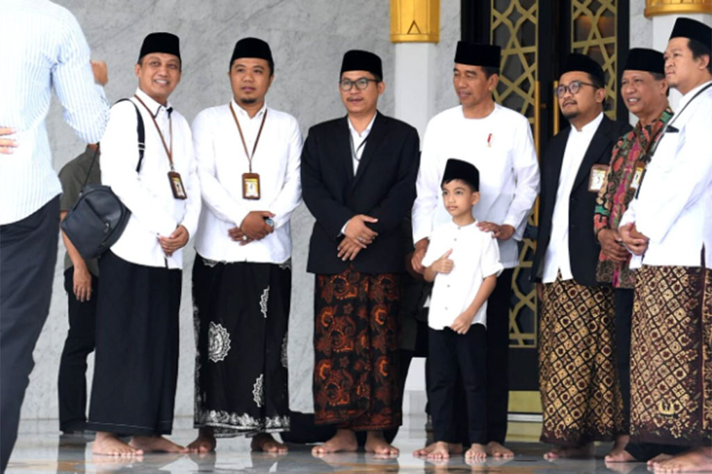 Jokowi melayani permintaan foto jemaah usai salat Jumat.
