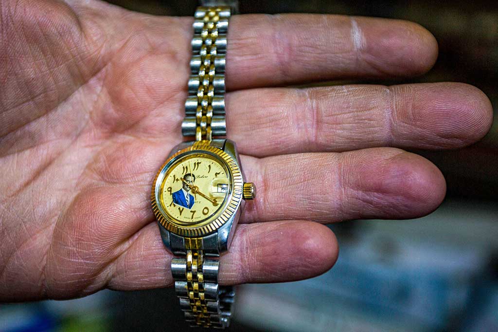 Dia mengatakan Saddam mendukung perjuangan Palestina, atau intifada, dan memberikan uang kepada keluarga para martir Palestina dan membangun kembali rumah mereka yang dihancurkan oleh Israel. Attiyeh percaya adalah normal bagi orang Yordania untuk memujanya dan tidak melupakannya, dan menyimpan fotonya, untuk menunjukkan kesetiaan kepada pemimpin heroik itu.