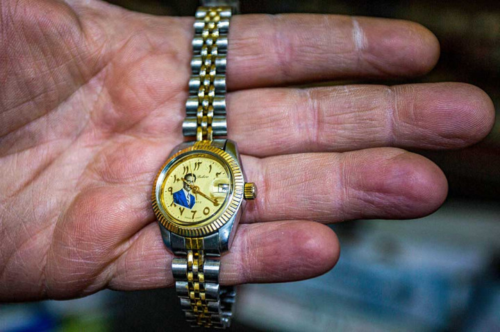 Dia mengatakan Saddam mendukung perjuangan Palestina, atau intifada, dan memberikan uang kepada keluarga para martir Palestina dan membangun kembali rumah mereka yang dihancurkan oleh Israel. Attiyeh percaya adalah normal bagi orang Yordania untuk memujanya dan tidak melupakannya, dan menyimpan fotonya, untuk menunjukkan kesetiaan kepada pemimpin heroik itu.