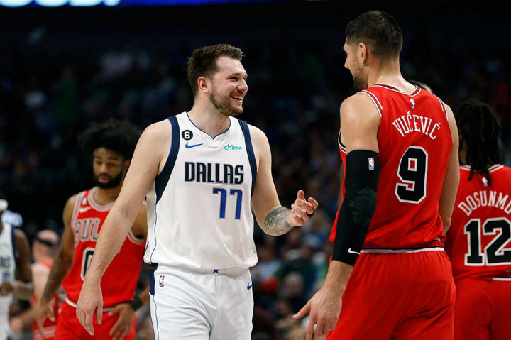 Dallas Mavericks ditaklukkan Chicago Bulls dengan skor akhir 115-112 dalam laga yang digelar di American Airlines Center Texas, Sabtu, 8 April 2023 WIB. Hasil tersebut membuat Mavs tersingkir dari lanjutan kompetisi NBA di babak play in.
