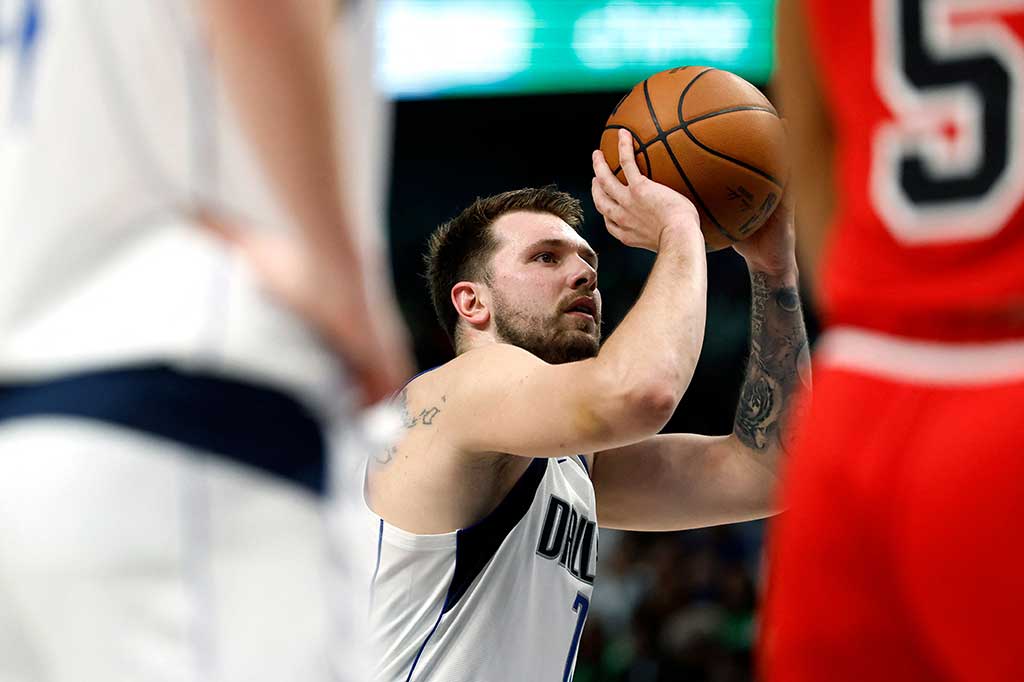 Pelatih Mavericks, Jason Kidd hanya memainkan Luka Doncic di kuarter pertama dan memutuskan untuk mencadangkan Kyrie Irving. Doncic hanya mencetak 13 poin di kurter pertama, dan bermain tidak sampai satu menit di kuarter kedua.