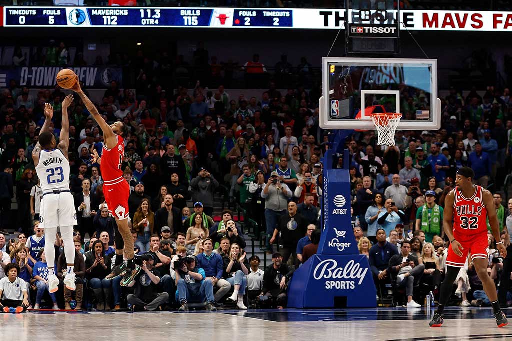 McKinley Wright IV dan Markieff Morris juga masing-masing mencatat 13 poin untuk Mavs, A J Lawson 12 poin, dan Davis Bertans bersama Justin Holiday masing-masing 11 poin.