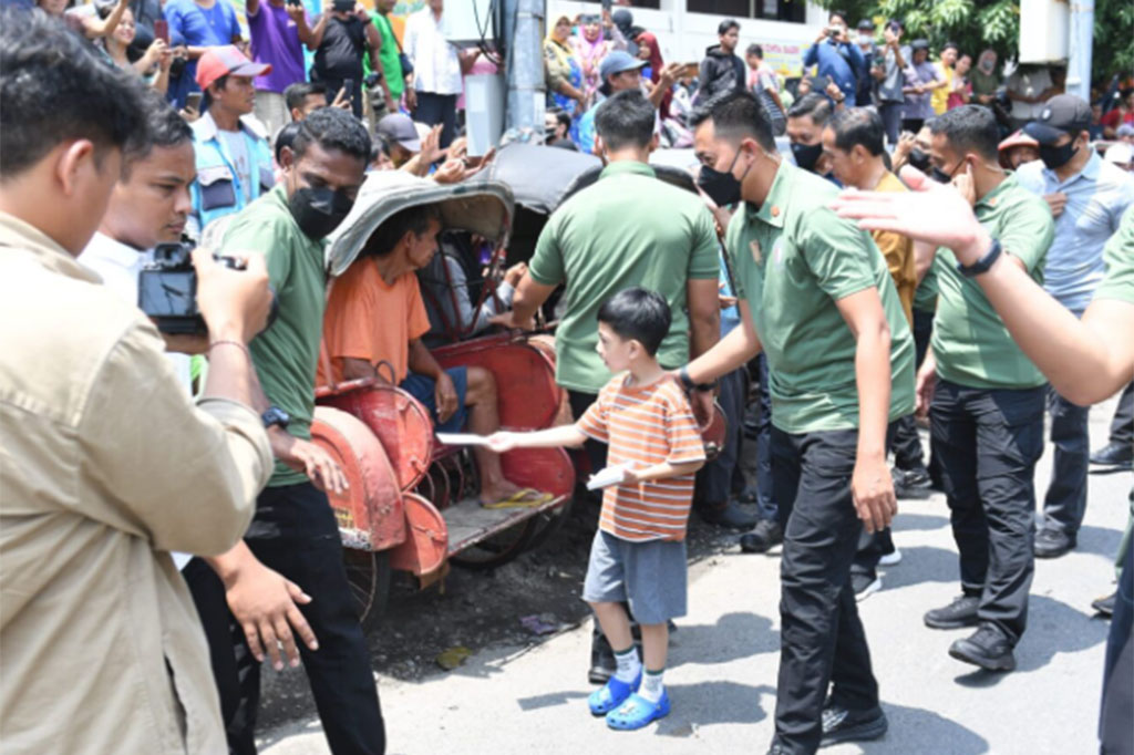 Presiden Joko Widodo mengunjungi sejumlah pasar yang ada di Kota Surakarta, Provinsi Jawa Tengah, pada Sabtu, 8 April 2023. Sejumlah pasar yang dikunjungi Kepala Negara antara lain Pasar Gede, Pasar Gading, hingga Pasar Nusukan. Jokowi membagikan sejumlah bantuan.