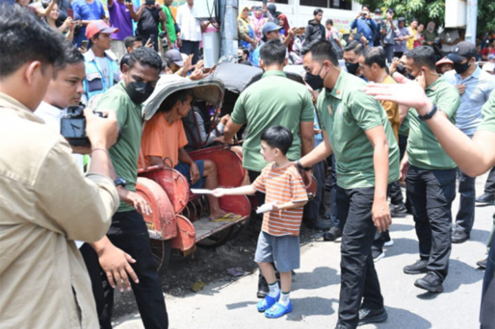 Presiden Joko Widodo mengunjungi sejumlah pasar yang ada di Kota Surakarta, Provinsi Jawa Tengah, pada Sabtu, 8 April 2023. Sejumlah pasar yang dikunjungi Kepala Negara antara lain Pasar Gede, Pasar Gading, hingga Pasar Nusukan. Jokowi membagikan sejumlah bantuan.
