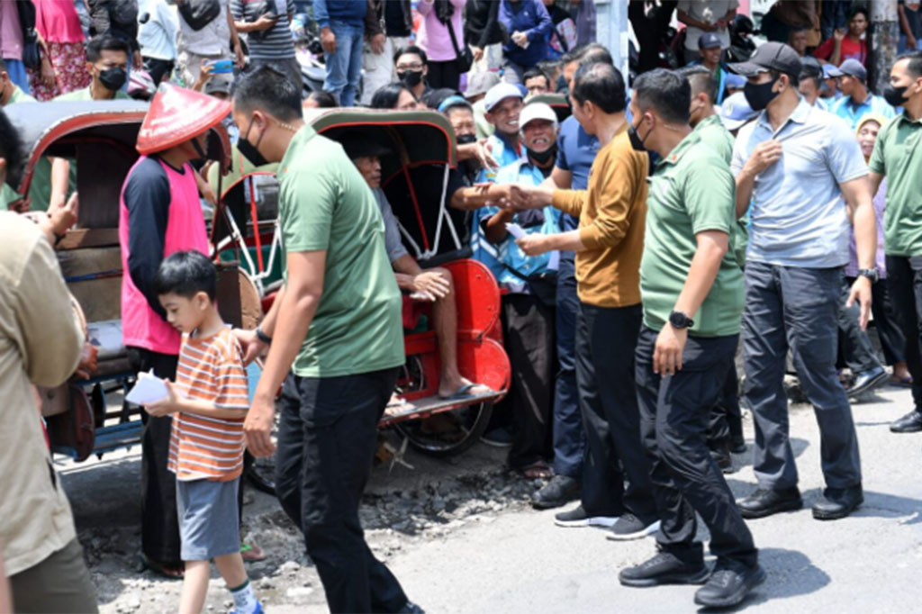 Dalam kunjungan tersebut, Presiden Jokowi yang didampingi cucunya Jan Ethes Srinarendra membagikan bantuan, sembako, dan kurma kepada para pedagang serta masyarakat yang ada di sekitar pasar. 