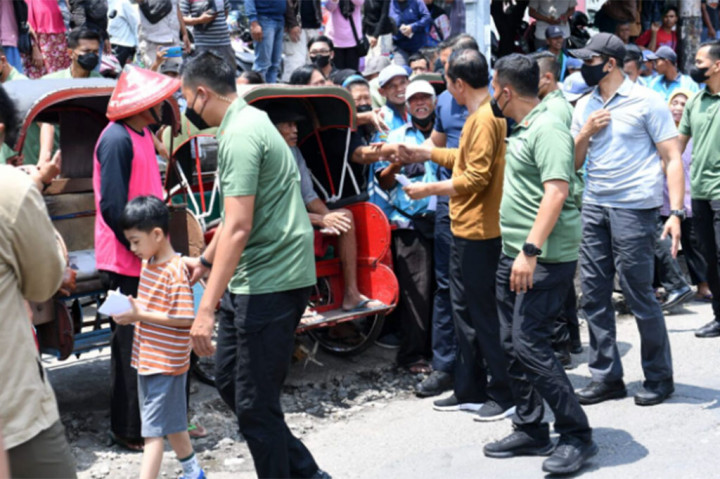 Dalam kunjungan tersebut, Presiden Jokowi yang didampingi cucunya Jan Ethes Srinarendra membagikan bantuan, sembako, dan kurma kepada para pedagang serta masyarakat yang ada di sekitar pasar. 