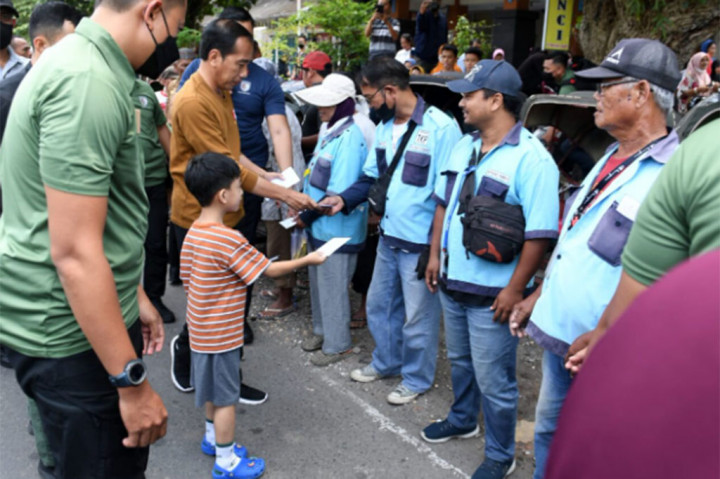 Pedagang dan warga mengaku sangat senang bisa bertemu dengan Presiden dan berterima kasih atas bantuan yang diberikan.