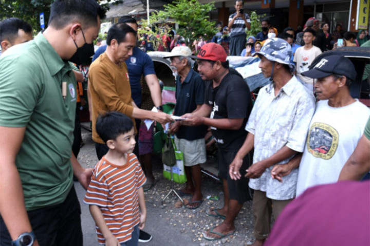Salah satu tukang becak Slamet mengaku senang menerima amplop dari Presiden Jokowi. Ia mengatakan akan menggunakan uang tersebut untuk membeli kebutuhan pokok.