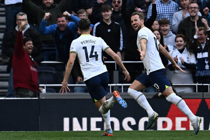 Gol dari Harry Kane membawa Tottenham Hotspur menaklukkan Brighton and Hove Albion dengan skor 2-1 pada pekan ke-30 Liga Inggris di Stadion Tottenham Hotspur, London, Sabtu, 8 April 2023.