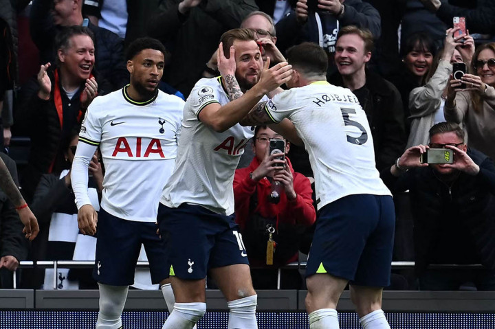 Pada sisa waktu babak kedua, Tottenham terus berusaha mempertahankan keunggulan mereka sehingga skor 2-1 untuk kemenangan tuan rumah tetap bertahan.