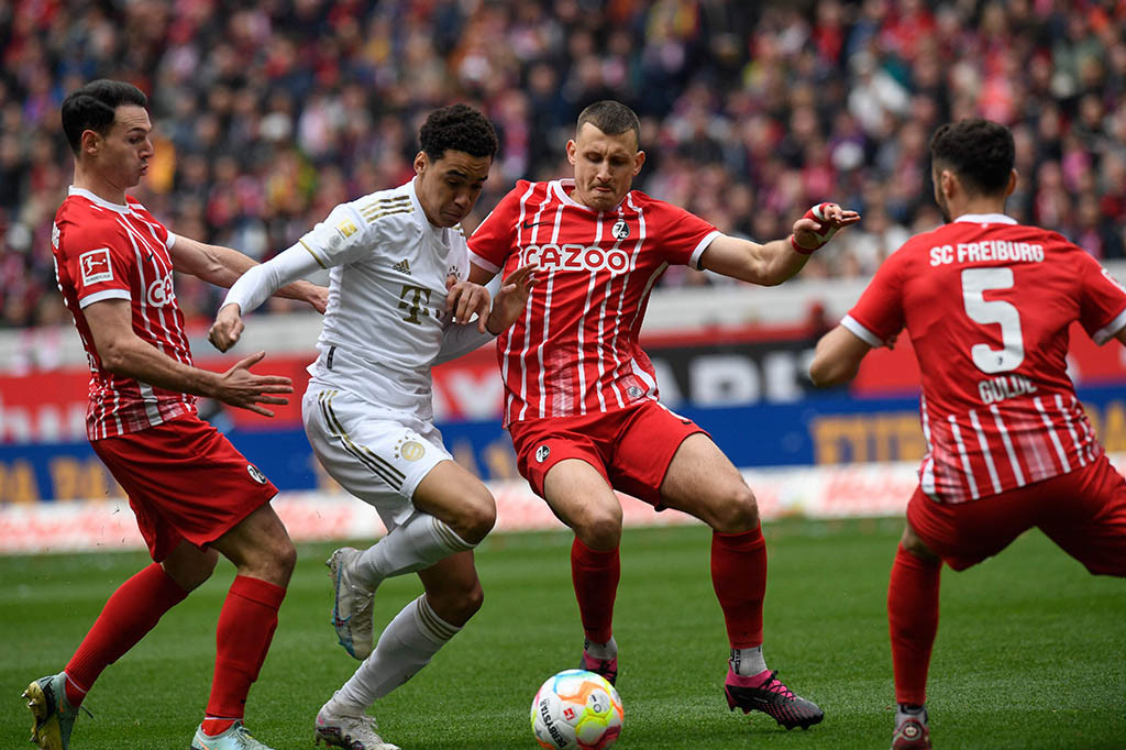 Bayern Muenchen terus menggempur lini pertahanan Freiburg, namun beberapa peluang yang didapatkan oleh pemain-pemain Die Rotten tidak bisa membuahkan hasil hingga skor 1-0 untuk keunggulan tim tamu bertahan sampai pertandingan usai.
