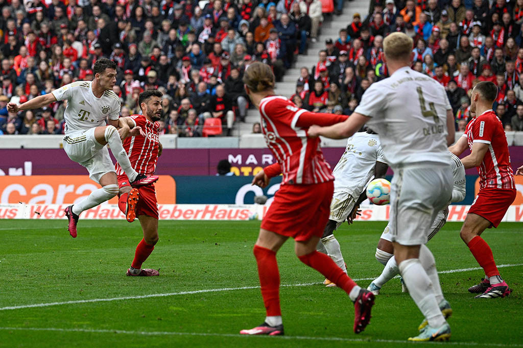 Pada babak pertama Bayern Muenchen memberikan ancaman terlebih dahulu melalui sundulan Serge Gnarby yang masih dapat ditepis oleh Mark Flekken.