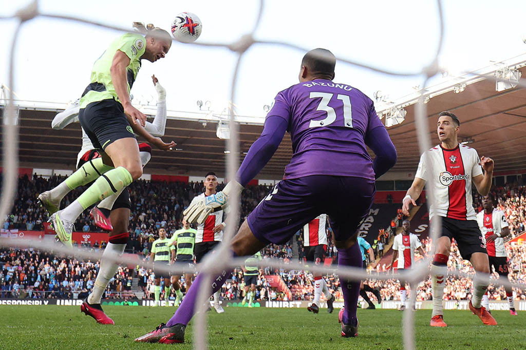 Satu menit sebelum babak pertama berakhir, Manchester City berhasil unggul 1-0 usai umpan silang De Bruyne mampu dikonversi menjadi gol oleh sundulan Haaland. Skor tersebut bertahan hingga turun minum.