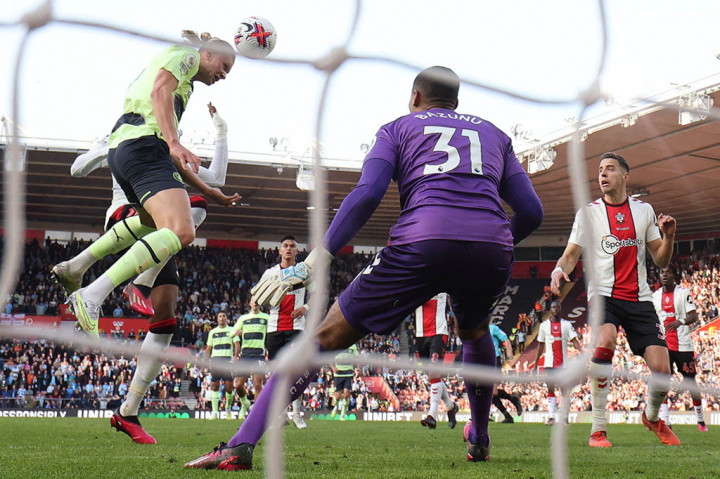 Satu menit sebelum babak pertama berakhir, Manchester City berhasil unggul 1-0 usai umpan silang De Bruyne mampu dikonversi menjadi gol oleh sundulan Haaland. Skor tersebut bertahan hingga turun minum.