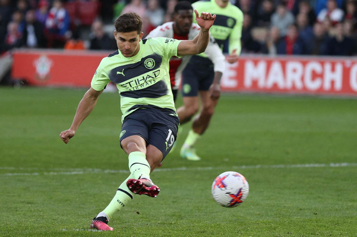 Manchester City memiliki peluang emas untuk menambah keunggulan setelah mendapatkan hadiah tendangan penalti berkat dilanggarnya De Bruyne oleh Kyle Walker-Peters di kotak terlarang Southampton.
Julian Alvarez yang maju sebagai algojo sukses melaksanakan tugasnya setelah tendangan penaltinya tak bisa ditebak oleh Bazunu pada menit ke-75 sehingga skor berubah menjadi 4-1.