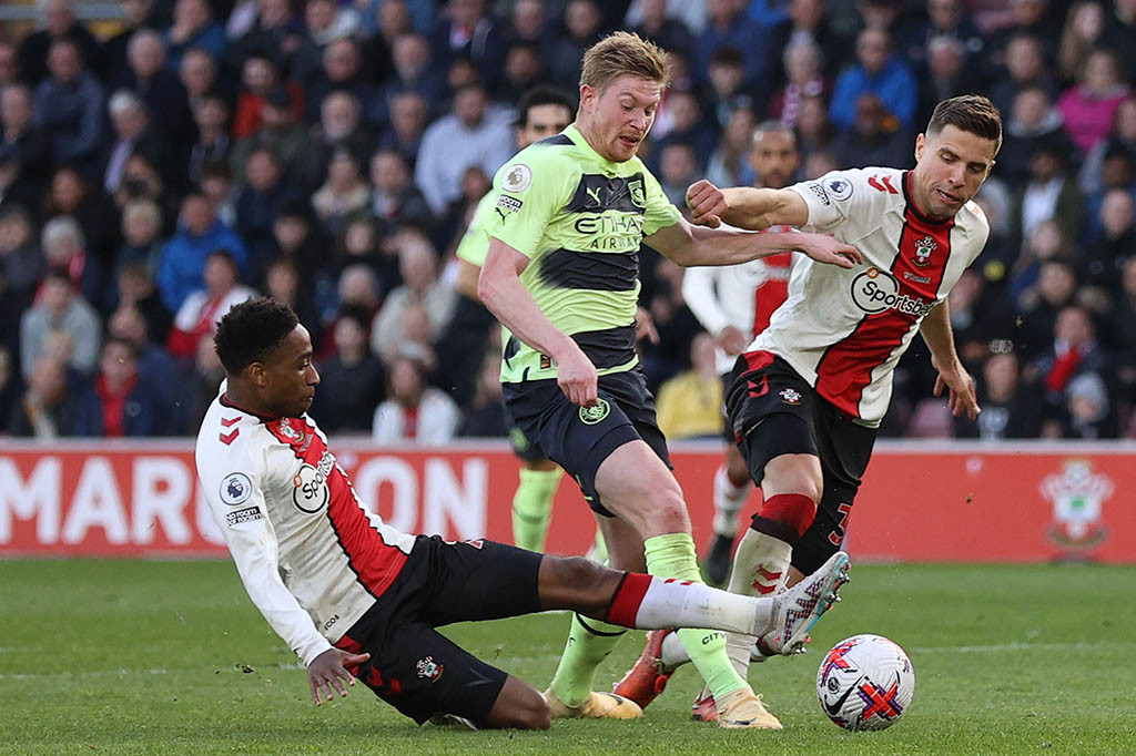 Manchester City menghancurkan Southampton dengan skor 4-1 pada pertandingan pekan ke-30 Liga Inggris di Stadion St. Mary, Southampton, Sabtu, 8 April 2023.
