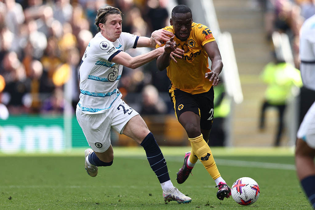 Wolves merebut bola di area tengah lapangan lalu melancarkan serangan balik. Sebuah umpan silang dari sisi kiri disundul Kalidou Koulibaly keluar kotak penalti. Nunes menguasai bola sebelum menuntaskannya dengan sepakan first-time voli yang tidak mampu ditahan Kepa. Skor menjadi 1-0.