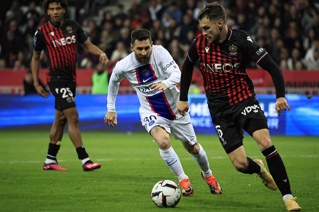 Skuad asuhan Christophe Galtier berhasil unggul pada menit ke-26 ketika umpan Nuno Mendes mampu dikonversi menjadi gol oleh Lionel Messi sehingga skor berubah menjadi 1-0.