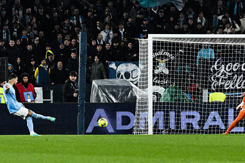 Lazio langsung tancap gas sejak babak kedua dimulai dan bisa kembali unggul pada menit ke-53. Felipe Anderson melepaskan umpan tarik dari sisi kanan yang kemudian diteruskan Luis Alberto dengan tumitnya ke Zaccagni yang tidak terkawal pemain Juventus. Zaccagni kemudian menuntaskan umpan itu dengan tendangan berkelas yang gagal dihentikan Szczesny. Lazio unggul 2-1.