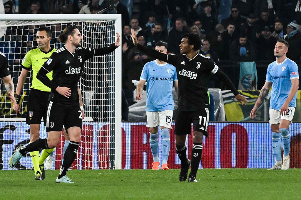 Sebelum babak pertama berakhir, Juventus berhasil menyamakan skor menjadi 1-1 pada menit ke-42. Sepak pojok Angel di Maria menghasilkan kemelut di depan kotak penalti yang berhasil disambar Adrien Rabiot.