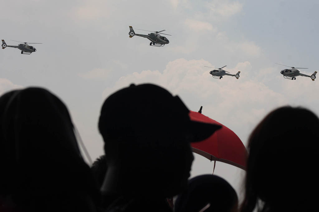 TNI AU menggelar upacara parade dan defile dalam rangka peringatan HUT ke-77 TNI AU dengan mengusung tema, profesional, modern, dan tangguh, sebagai Angkatan Udara yang disegani di kawasan.
