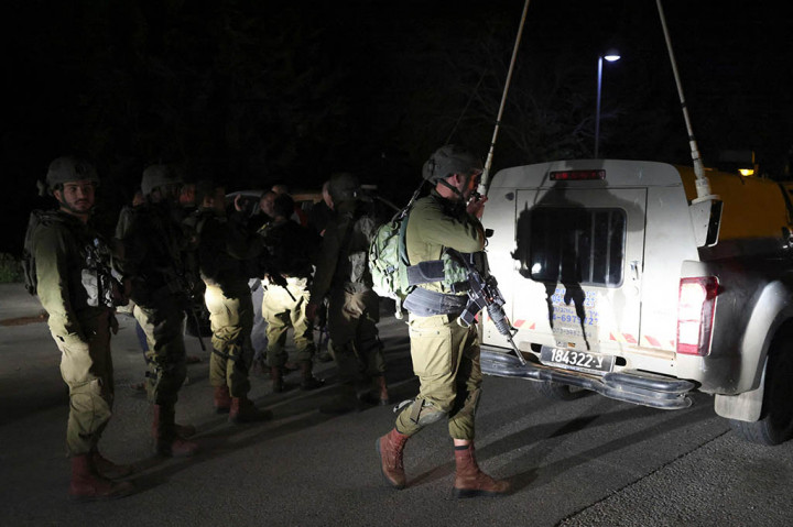 Enam roket diluncurkan ke arah Israel Sabtu malam, dengan dua mendarat di Dataran Tinggi Golan yang diduduki Israel, kata tentara. Setidaknya satu dicegat oleh sistem pertahanan udara Israel.