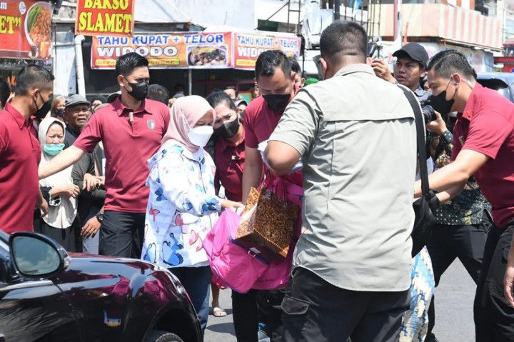 Presiden Joko Widodo bersama Ibu Negara Iriana membagikan bantuan untuk pedagang di sejumlah pasar di Surakarta, Jawa Tengah, Minggu, 9 April 2023. Sebelumnya pada Sabtu, 8 Maret Jokowi juga membagikan bantuan ke sejumlah pedagang di pasar Surakarta.