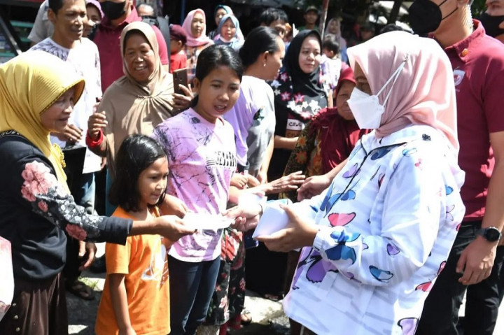 Dalam kunjungan tersebut, Jokowi dan Iriana turut mengajak serta cucunya, Jan Ethes Srinarendra, untuk membagikan sejumlah bantuan, sembako, dan kurma kepada para pedagang, pengemudi becak, hingga masyarakat di sekitar pasar.