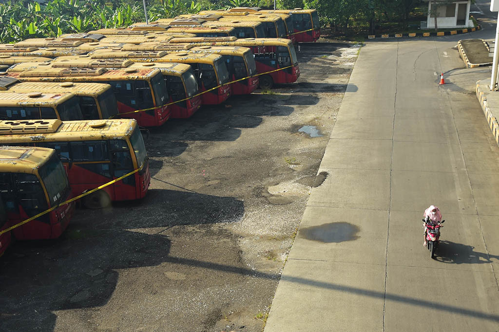 Deretan bus TransJakarta yang rusak dan tidak terawat terparkir di kawasan Terminal Terpadu Pulo Gebang, Jakarta Timur, Minggu, 9 April 2023.